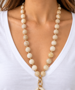 Collar Crema con Colgante Ovalado