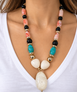 Collar Coral y Negro con Colgante Crema